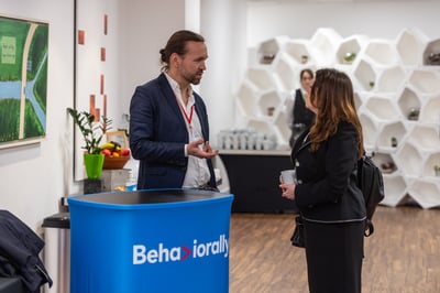 Kai Virtanen discusses Behaviorally's market research solutions for the food and beverage industry with a conference guest.